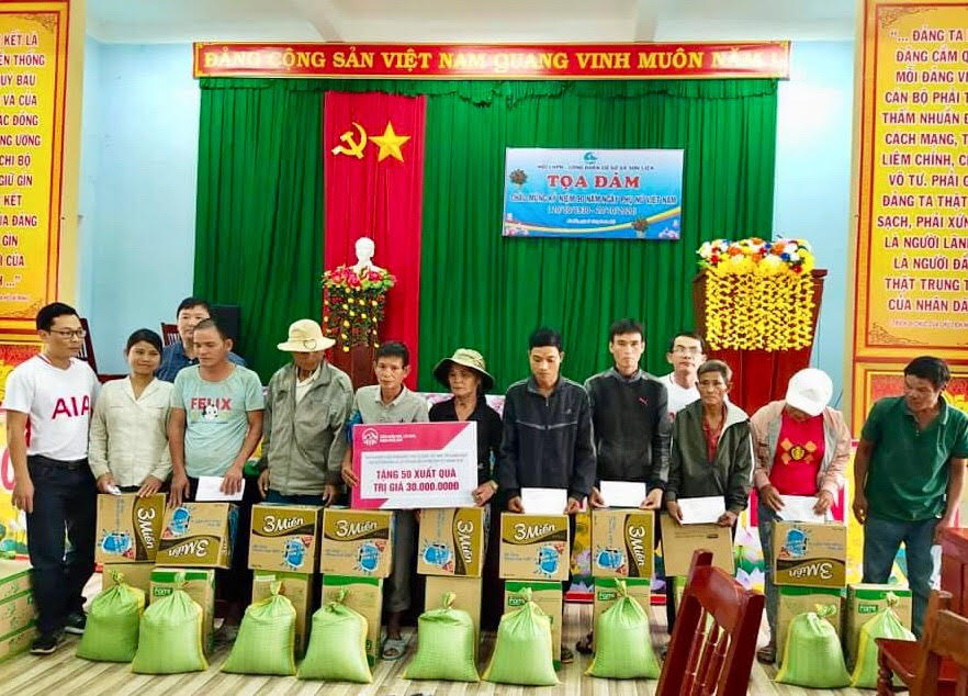 Công ty Bảo hiểm Nhân thọ AIA Việt Nam tặng 50 suất quà cho người...