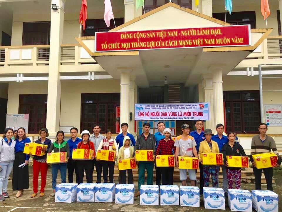 Tặng 300 suất quà cho người dân huyện Sơn Tây