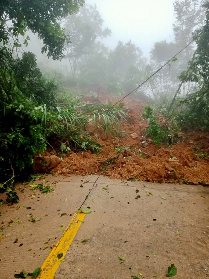 Mưa lớn gây sạt lở nhiều tuyến đường trên địa bàn huyện Sơn Tây.