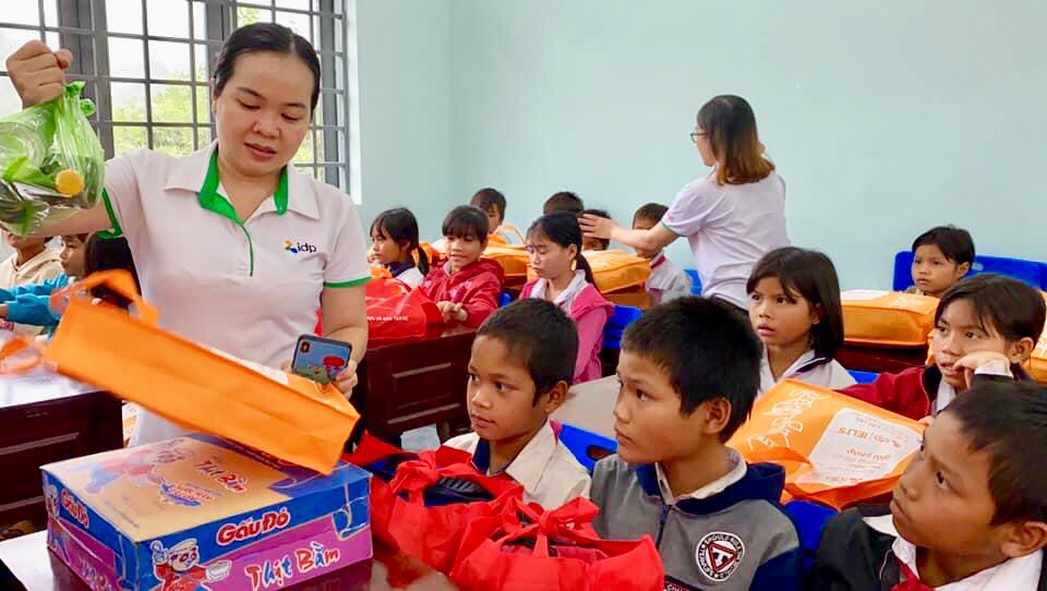 Trao tặng 700 suất quà cho trẻ em xã Sơn Bua