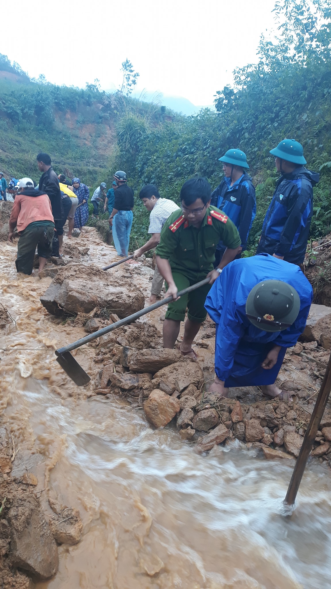Sơn Màu: Tập trung thông tuyến đường sạt lỡ tại thôn Đắk Pao