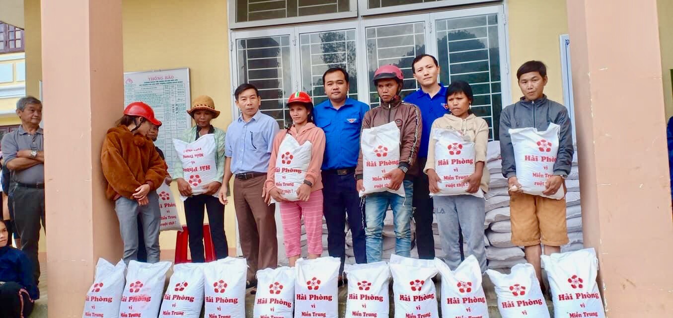Trao 04 tấn gạo cho bà con Nhân dân huyện Sơn Tây