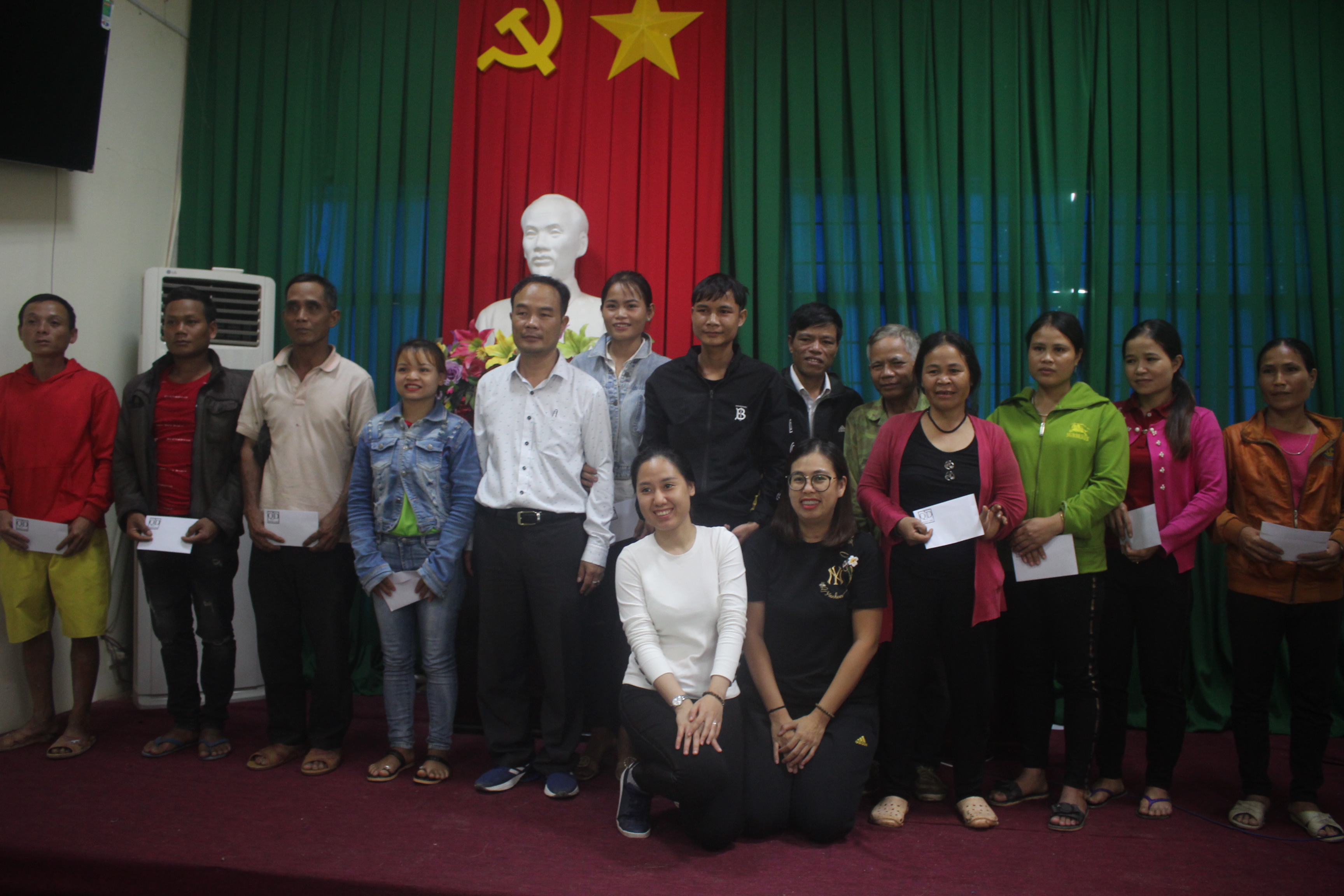 Ca sĩ Quang Dũng trao 100 suất quà cho người dân huyện Sơn Tây