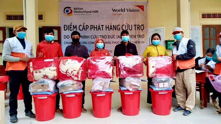 Người dân huyện Sơn Tây nhận gói hàng cứu trợ đồ dùng gia dụng.