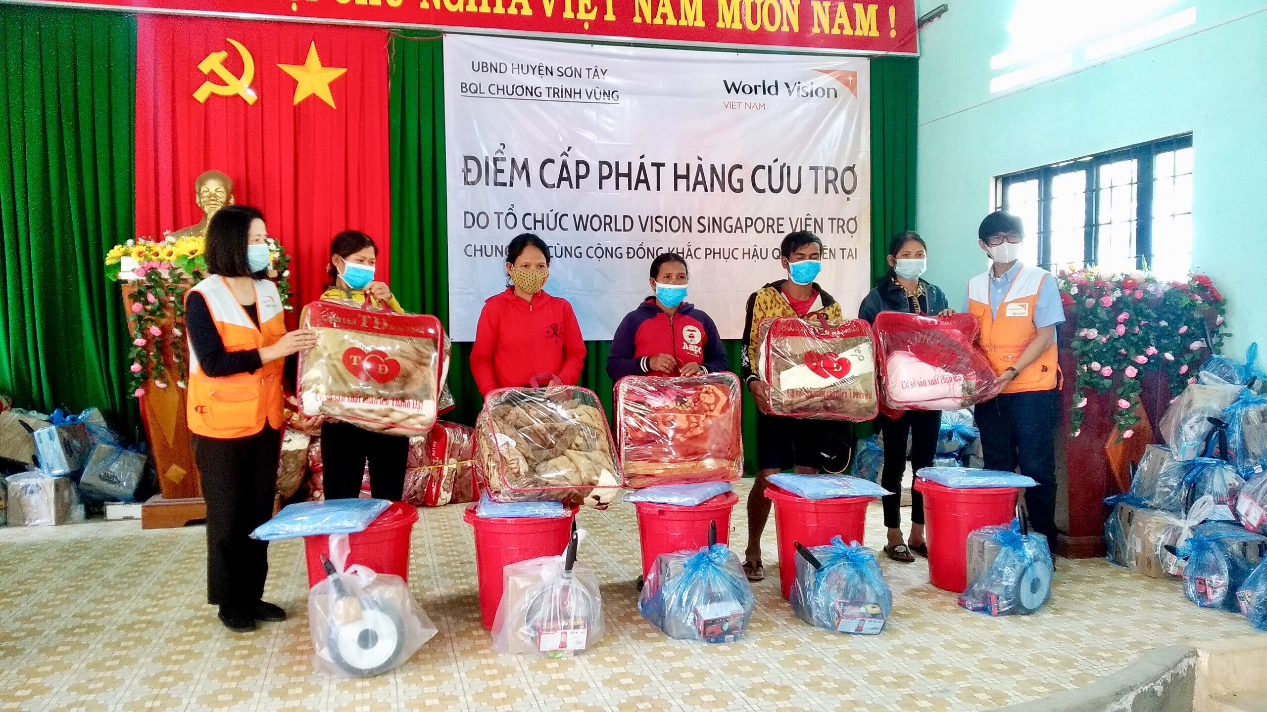 Cấp gói hỗ trợ đồ gia dụng và nhu yếu phẩm cho người dân xã Sơn Tân