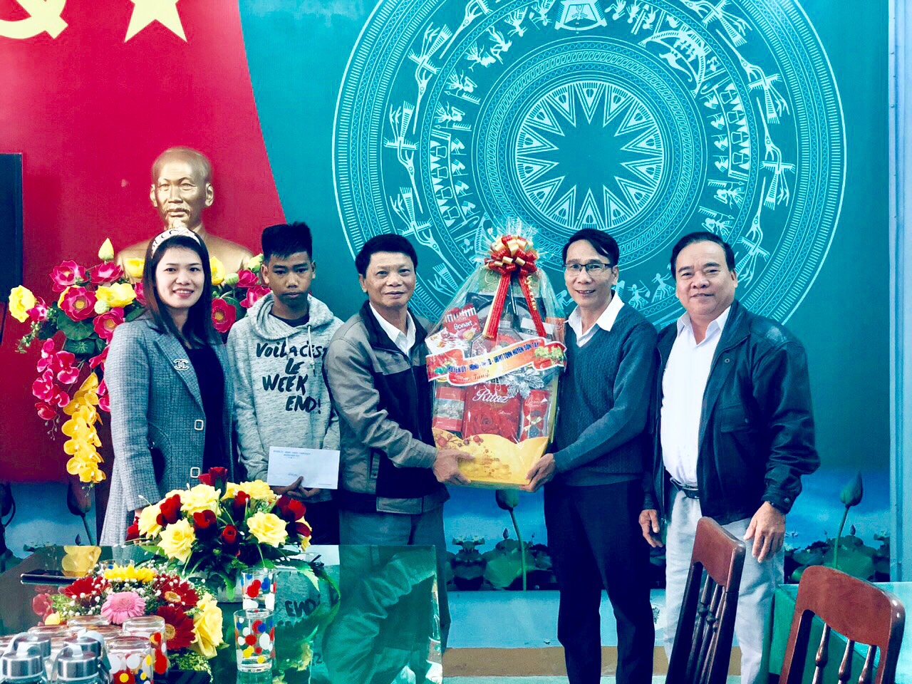 Lãnh đạo huyện thăm và tặng quà Tết tại Trung tâm Bảo trợ xã hội tỉnh