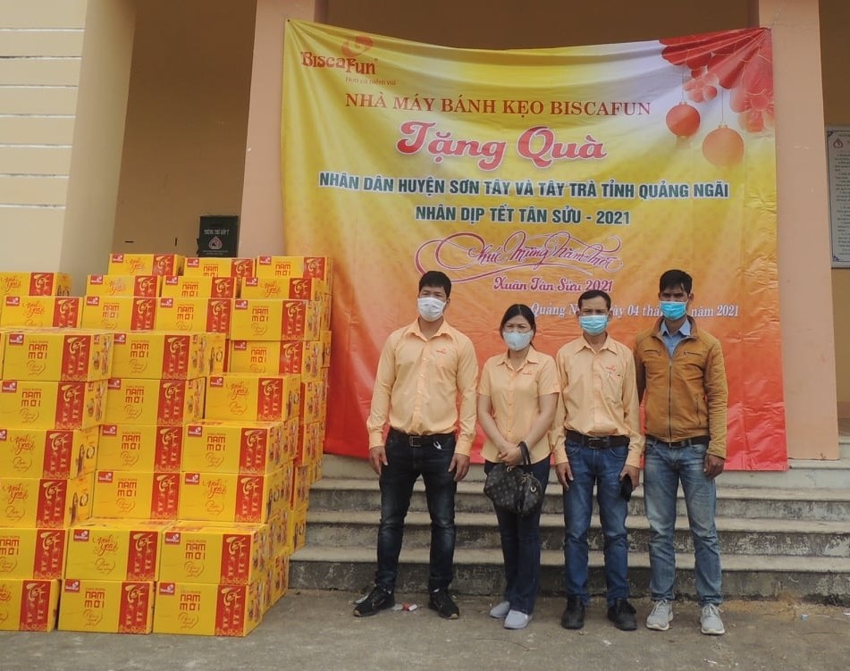 Sơn Tây: Nhà máy Bánh kẹo Biscafun tặng quà tại xã Sơn Liên.