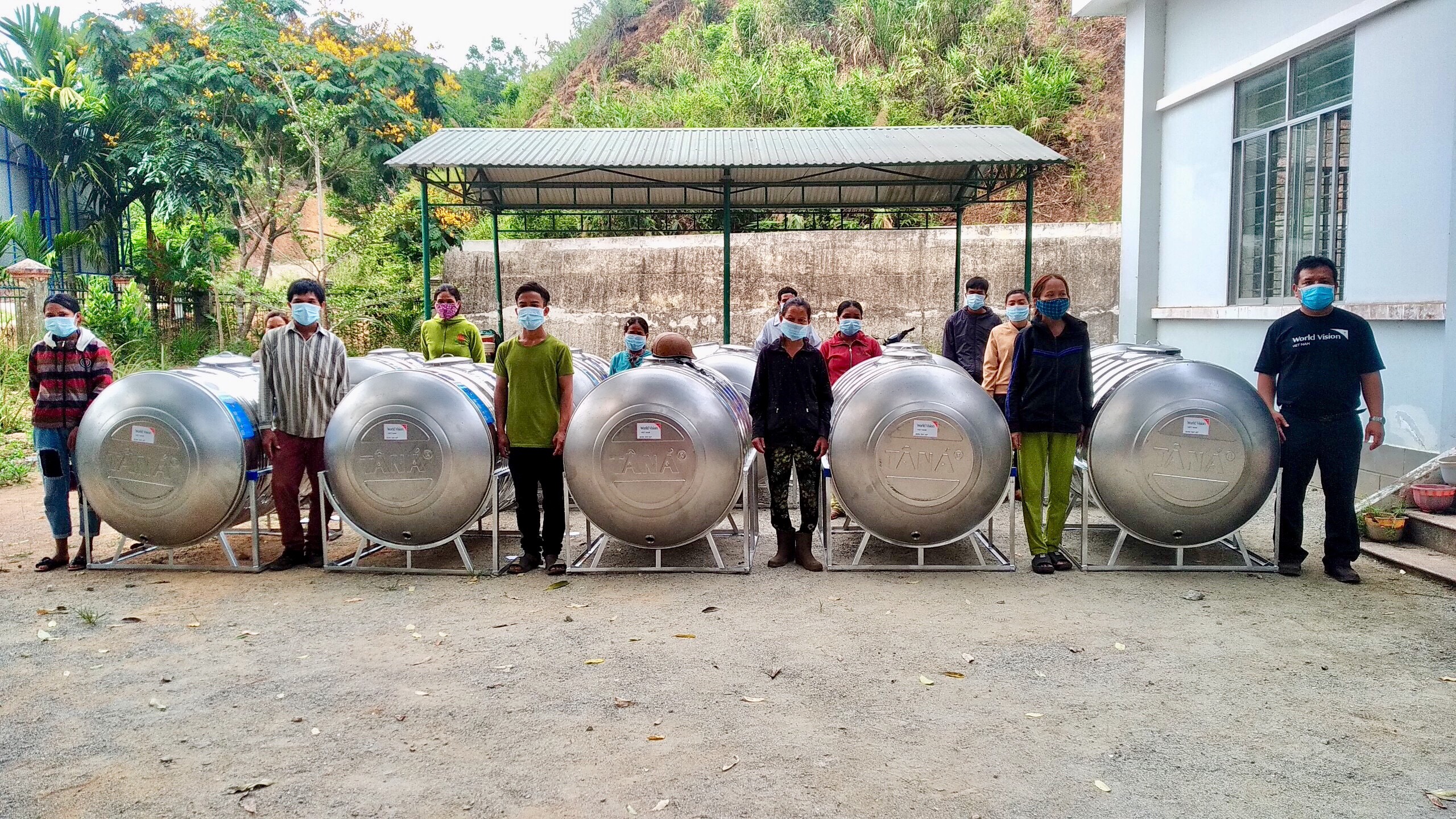 Hỗ trợ bồn chứa nước Inox cho người dân xã Sơn Tân