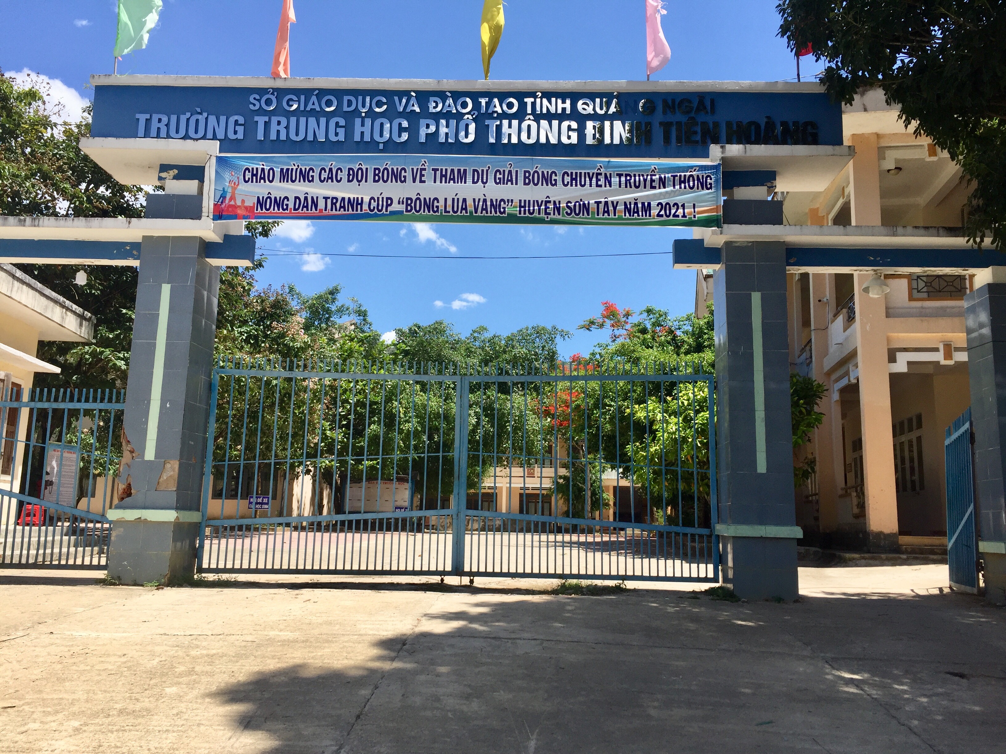 Trường THPT Đinh Tiên Hoàng tuyển sinh vào lớp 10 năm học 2021-2022.