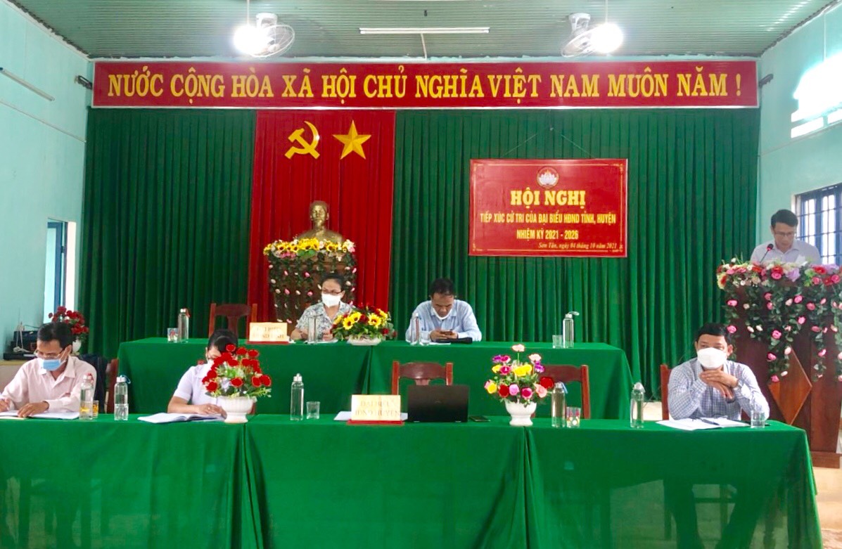 Đại biểu Hội đồng nhân dân các cấp tiếp xúc cử tri tại xã Sơn Tân,...