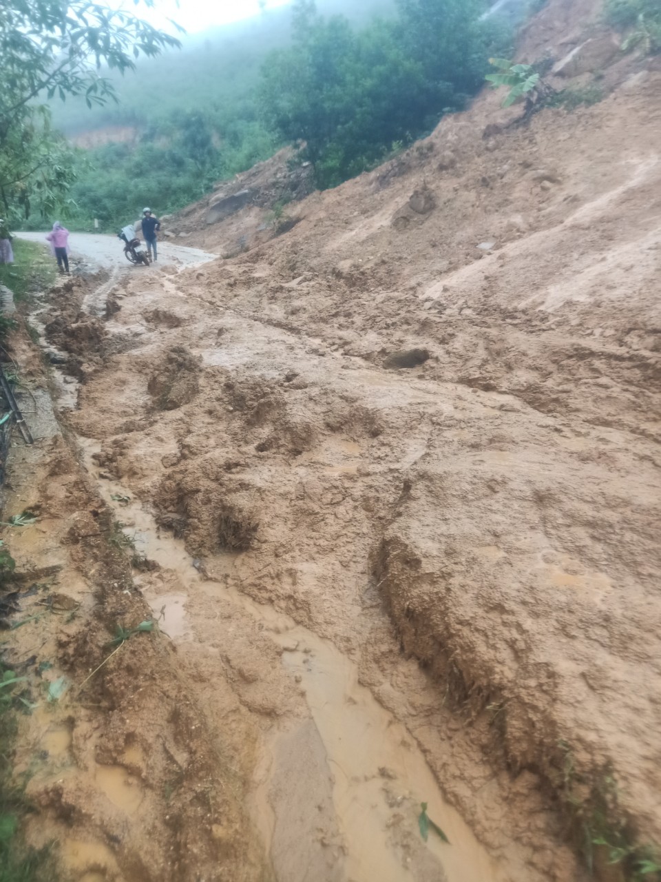 Khẩn trương khắc phục thiệt hại do mưa lớn trên địa bàn huyện Sơn Tây