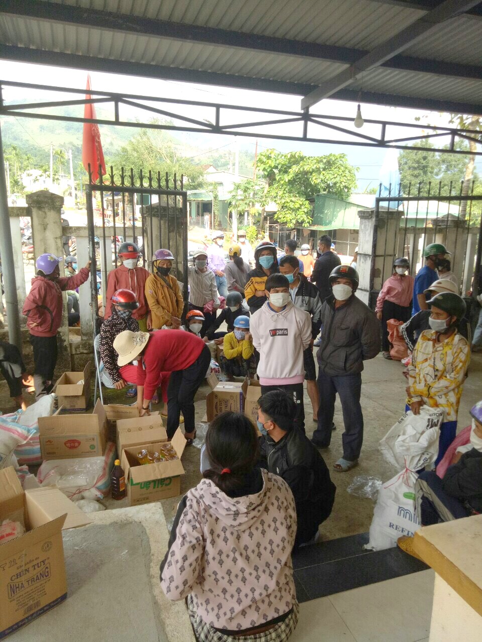 Có 5.224 hộ đồng bào dân tộc thiểu số huyện Sơn Tây nhận hàng thiết...