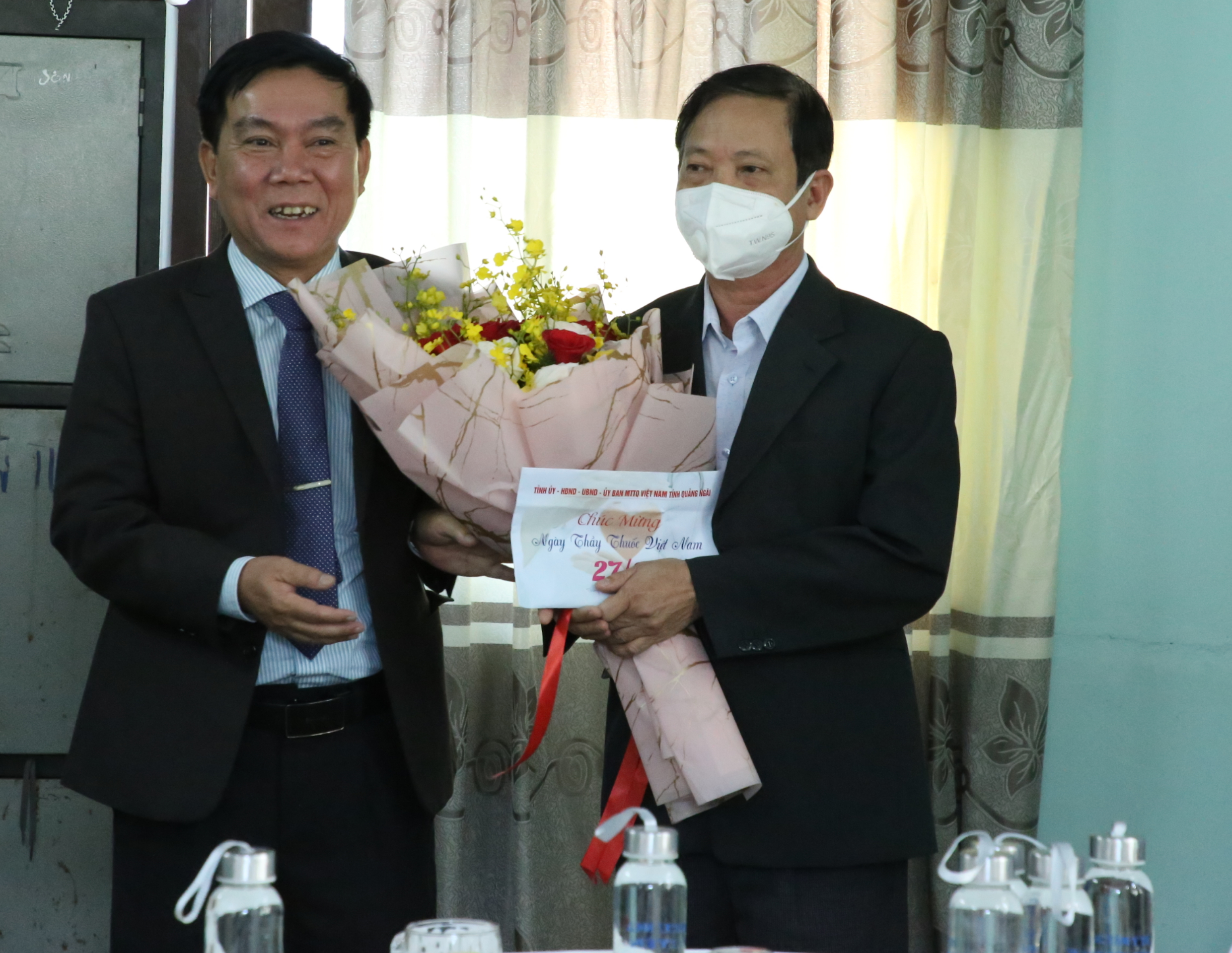 Phó Chủ tịch HĐND tỉnh Nguyễn Tấn Đức thăm, chúc mừng các y, bác sĩ...