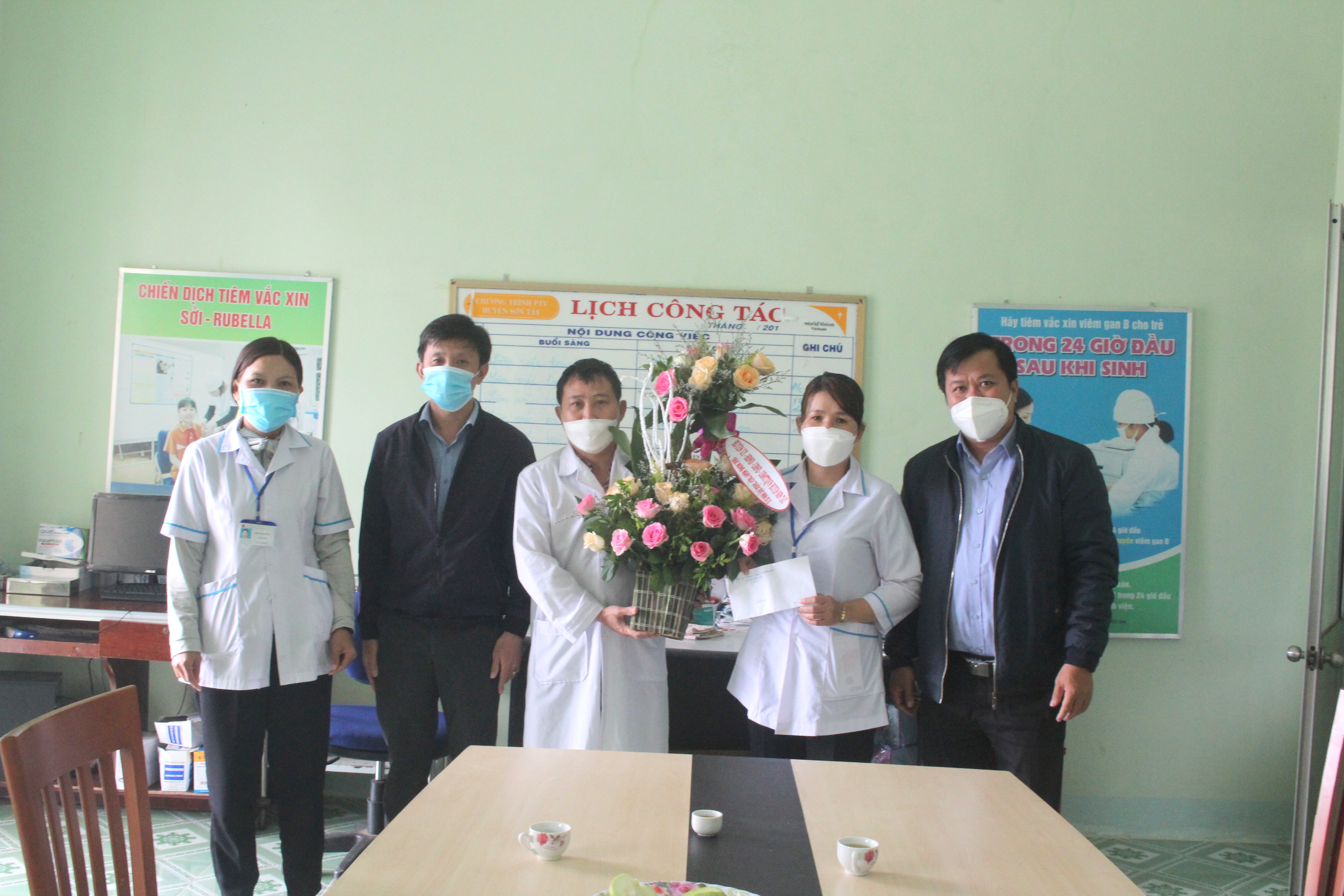 Thăm, chúc mừng các Trạm Y tế xã nhân Ngày thầy thuốc Việt Nam.