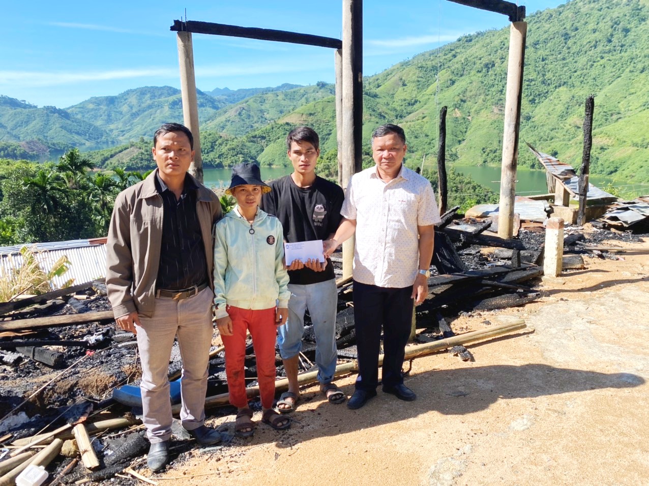 Tặng quà cho gia đình bị hỏa hoạn tại thôn Đắk Doa, xã Sơn Liên