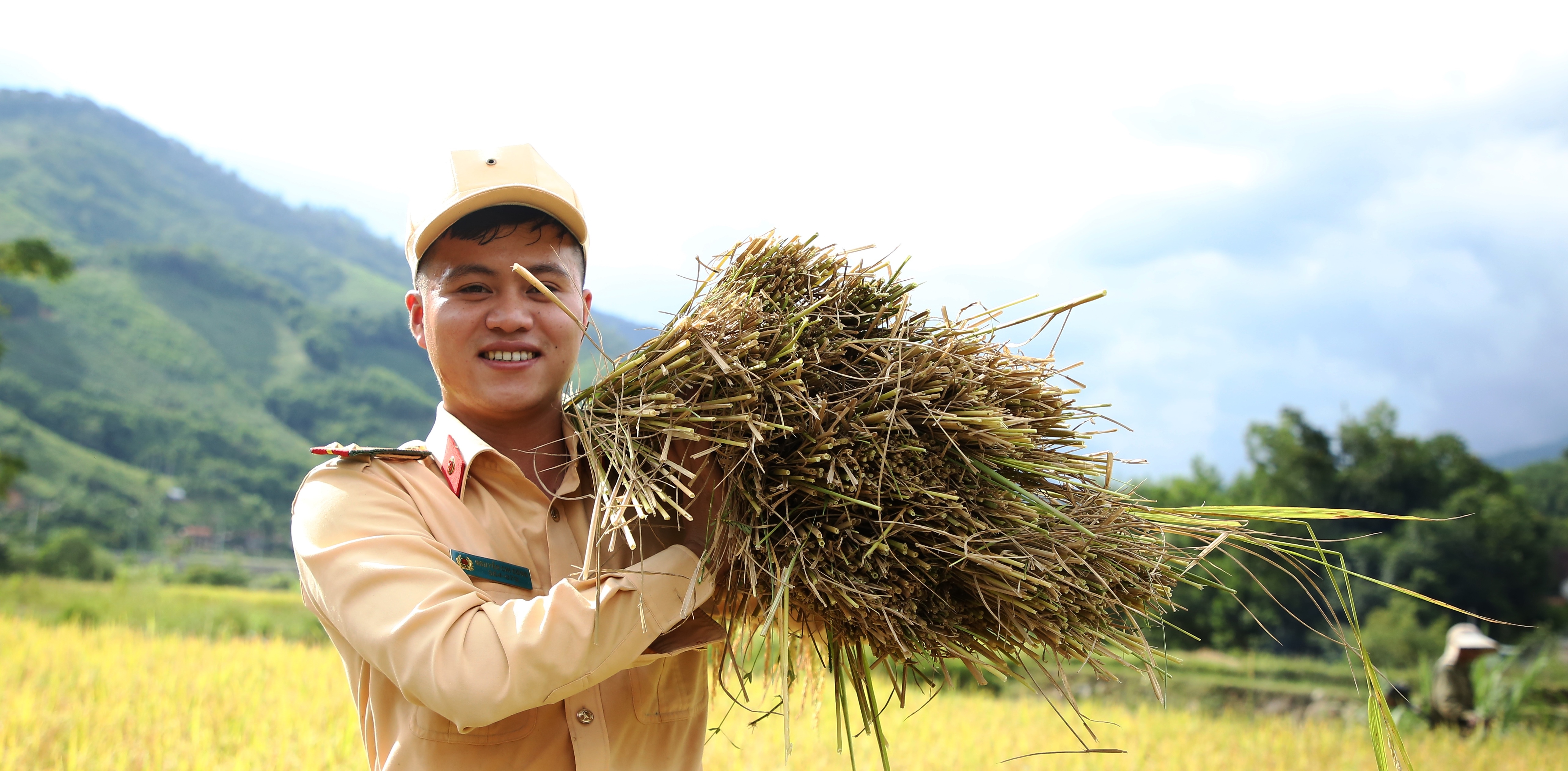 Công an Sơn Tây: Giúp dân gặt lúa chạy đua trước mưa dông