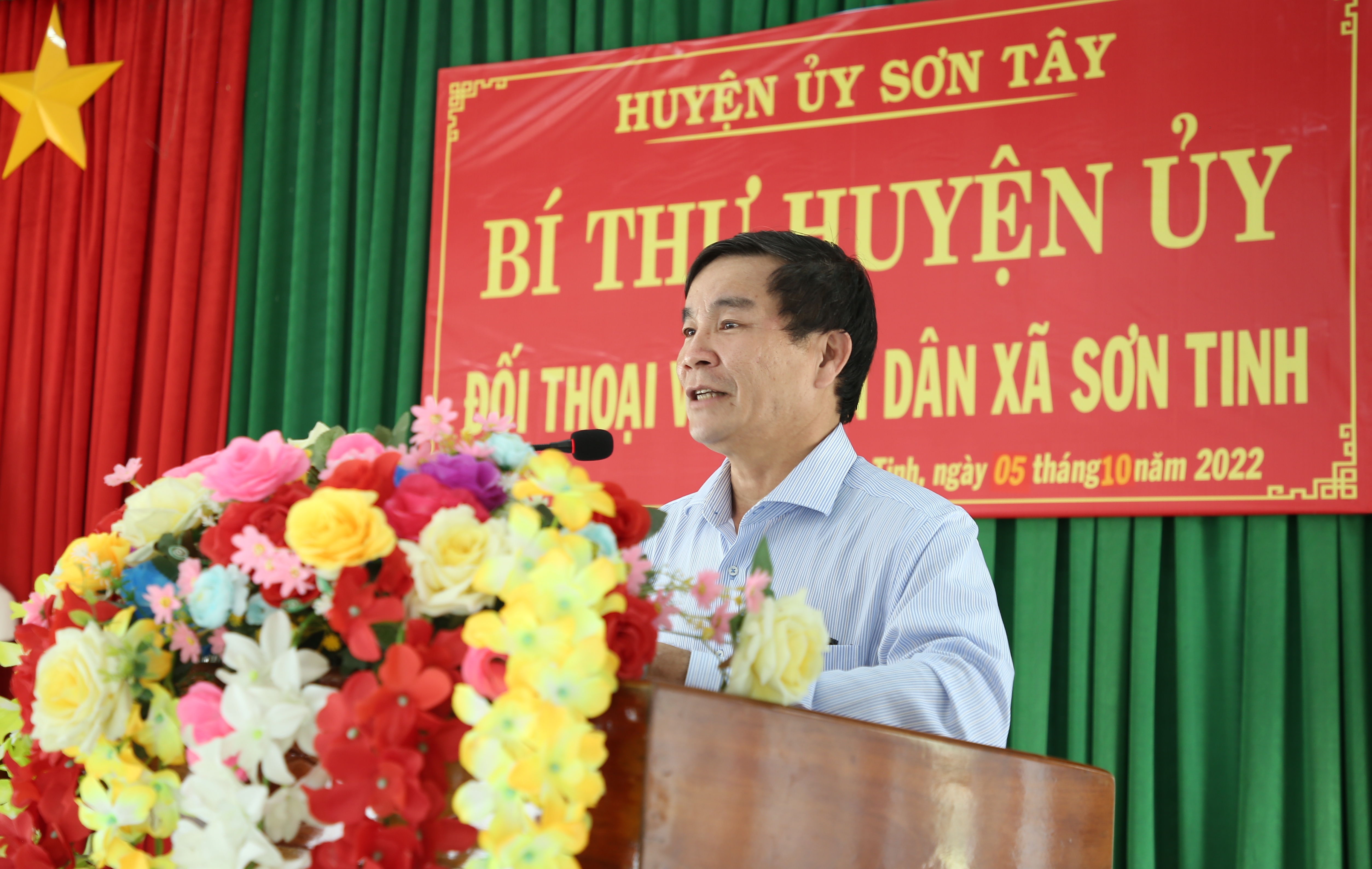 Bí thư Huyện ủy Sơn Tây đối thoại trực tiếp với Nhân dân xã Sơn Tinh.
