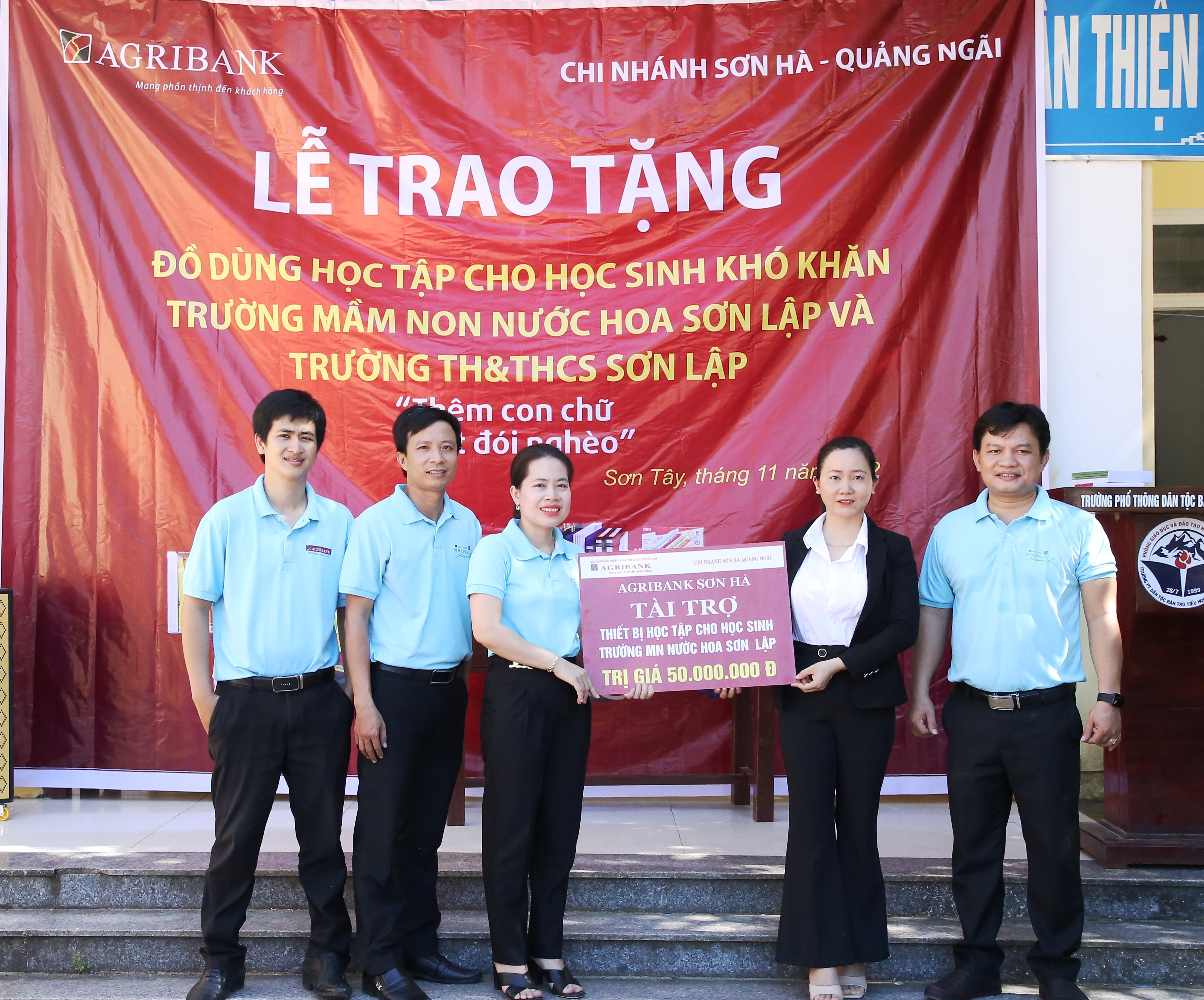 Agribank Chi nhánh huyện Sơn Hà – Quảng Ngãi: Trao quà cho học sinh...