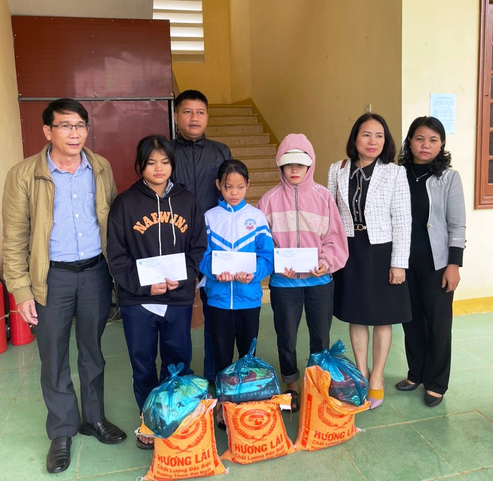 Hội LHPN huyện Sơn Tây trao tặng 32 suất quà Tết cho trẻ em mồ côi.