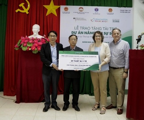 Lễ trao tặng thiết bị y tế cho Trung tâm Y tế huyện Sơn Tây