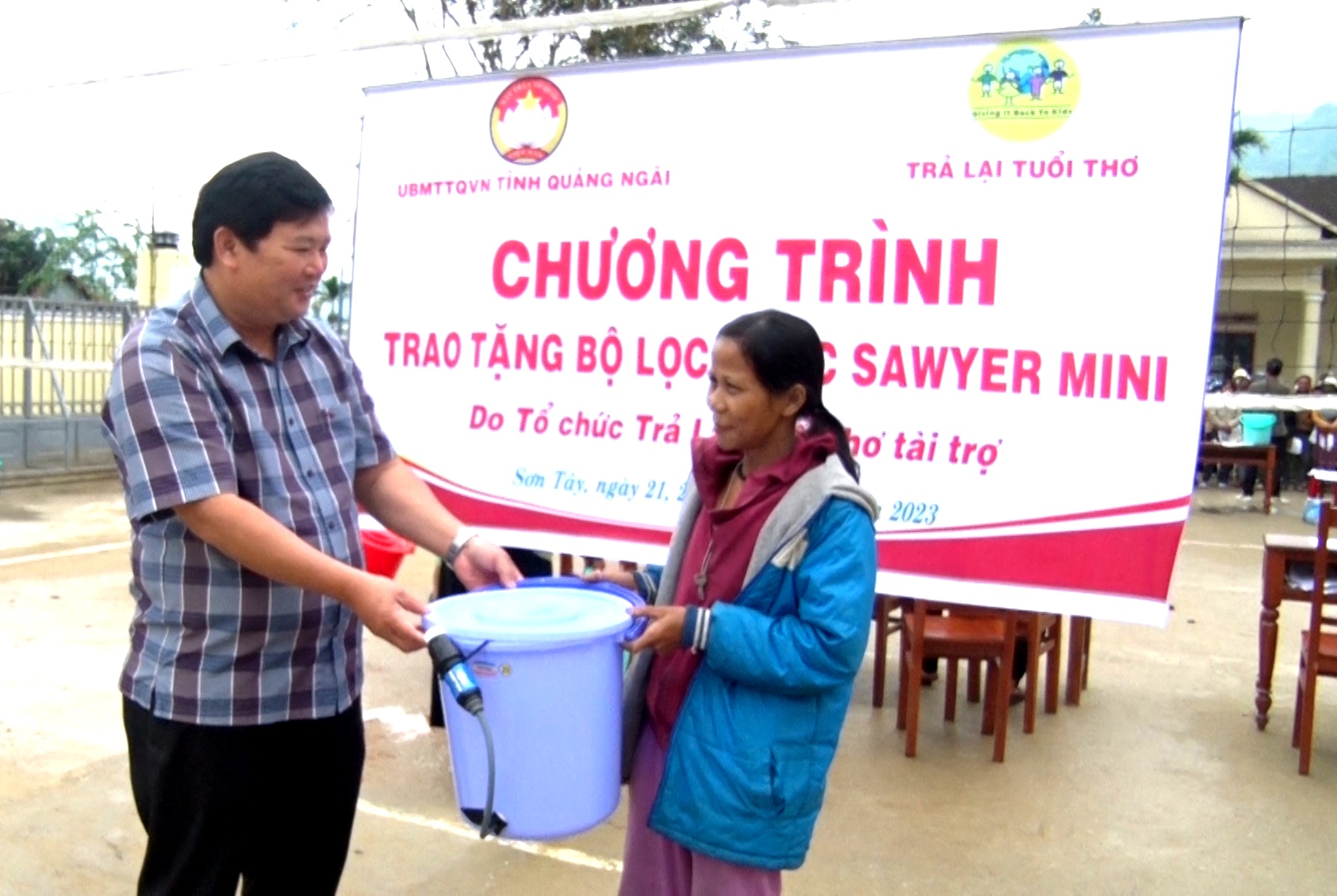 Tặng 600 bộ lọc nước cho hộ dân có hoàn cảnh khó khăn ở Sơn Tây