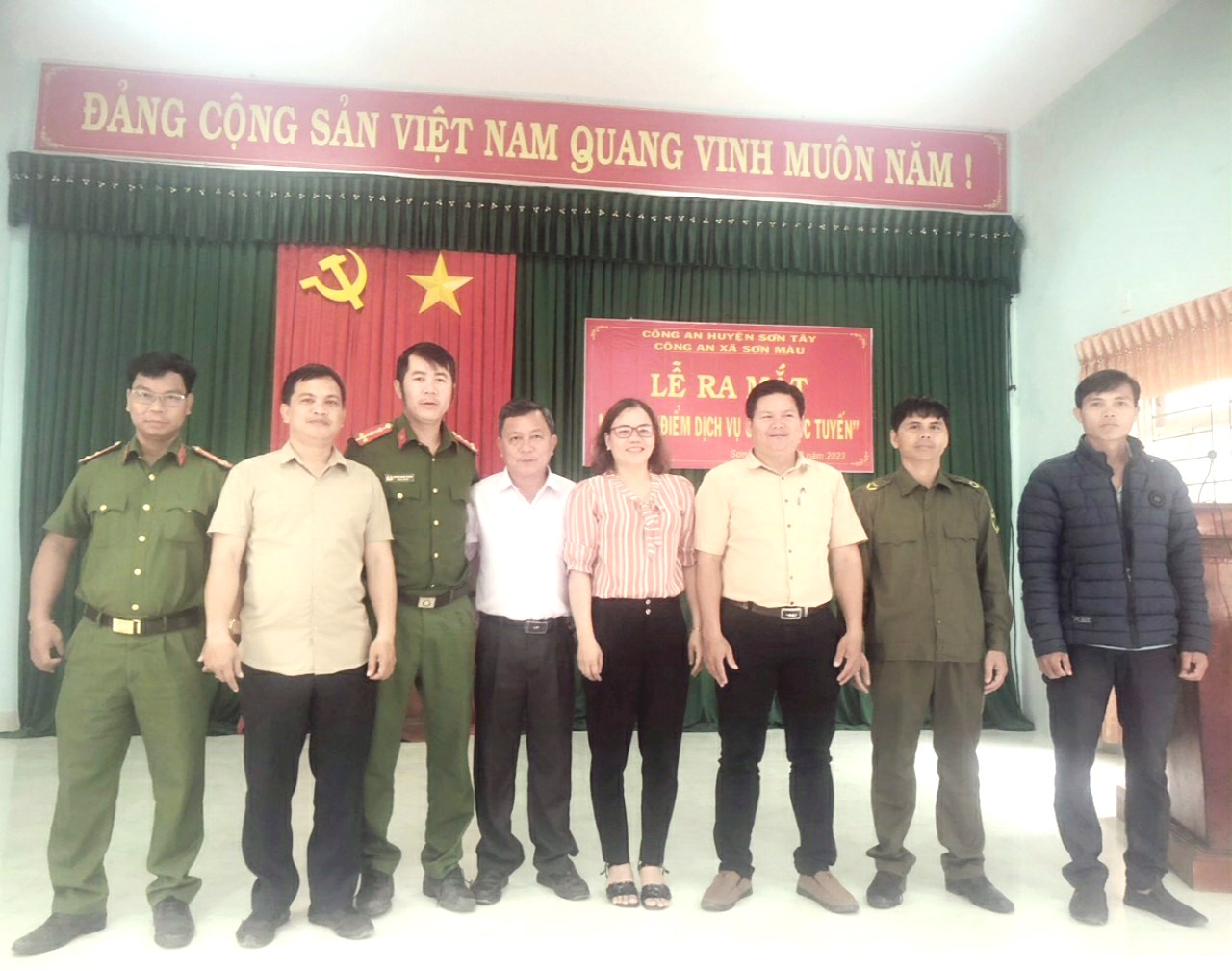 Ra mắt mô hình “Điểm dịch vụ công trực tuyến” tại Công an xã Sơn...