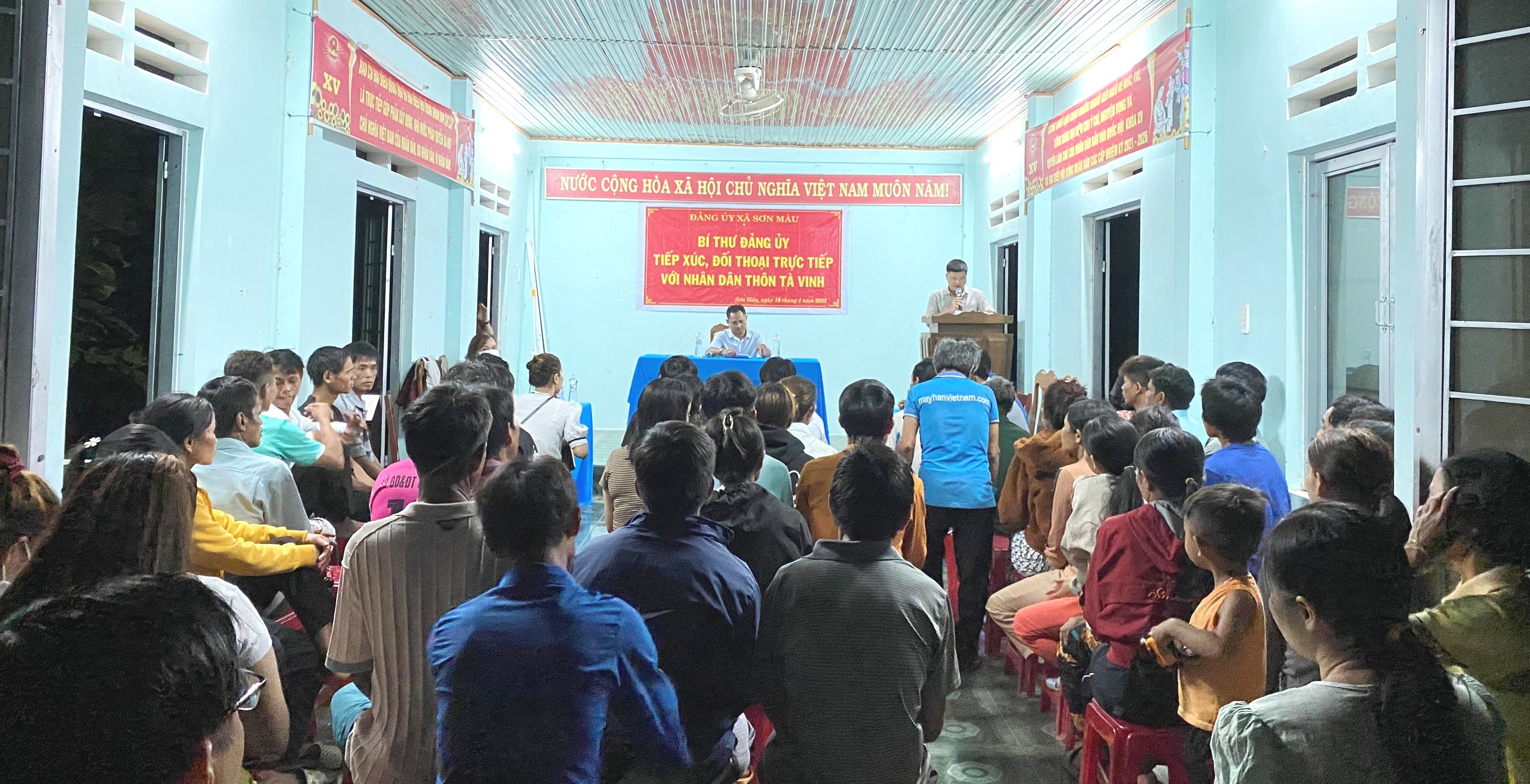 Sơn Màu: Bí thư Đảng ủy tiếp xúc, đối thoại với Nhân dân thôn Tà Vinh