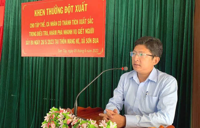 Chủ tịch UBND huyện Sơn Tây khen thưởng đột xuất trong đấu tranh...