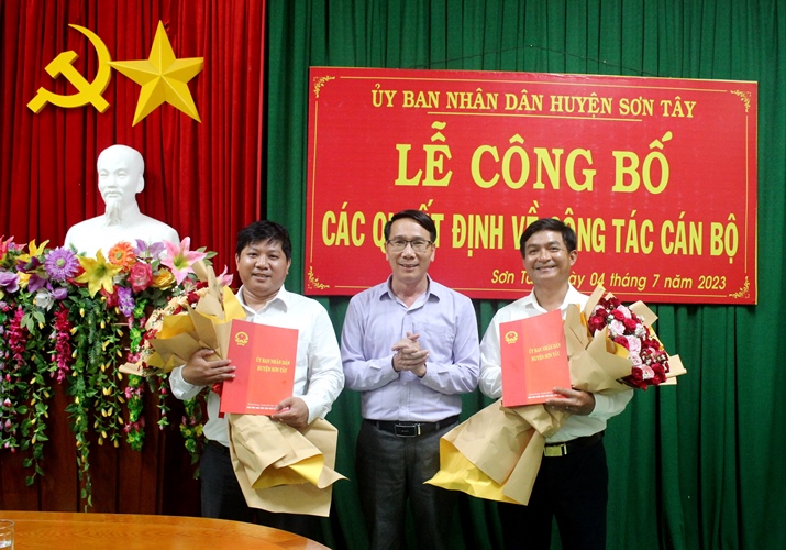 UBND huyện Sơn Tây công bố và trao Quyết định điều động, bổ nhiệm...