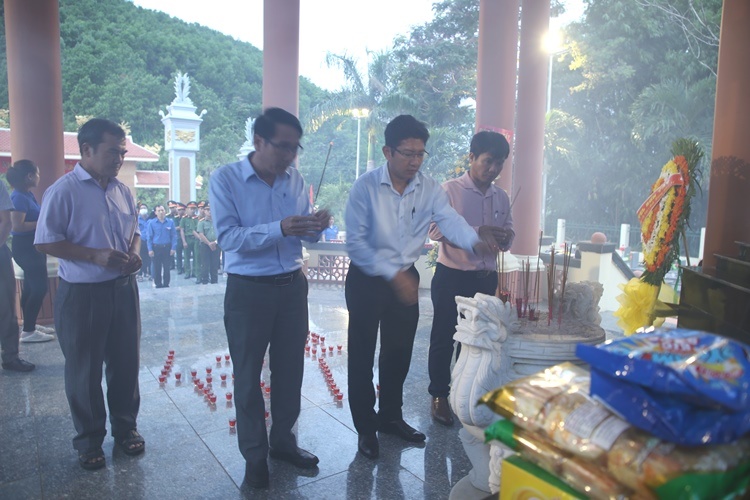 Chủ tịch UBND huyện, Nguyễn Ngọc Trân dự lễ thắp nến tri ân tại...
