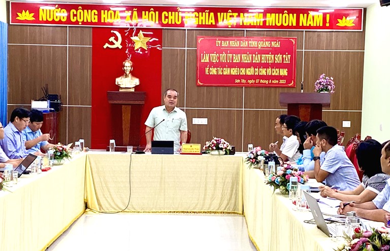 Phó Chủ tịch Thường trực UBND tỉnh Trần Hoàng Tuấn làm việc với...
