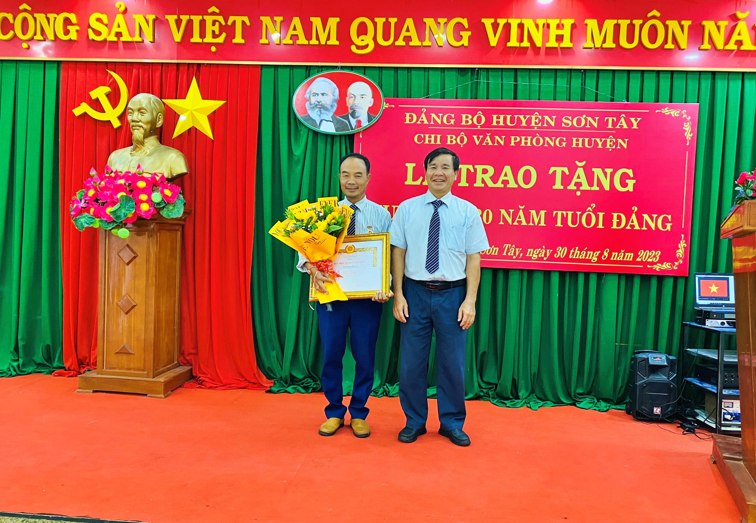 Trao tặng Huy hiệu 30 năm tuổi Đảng cho đồng chí Đinh Quang Ven -...
