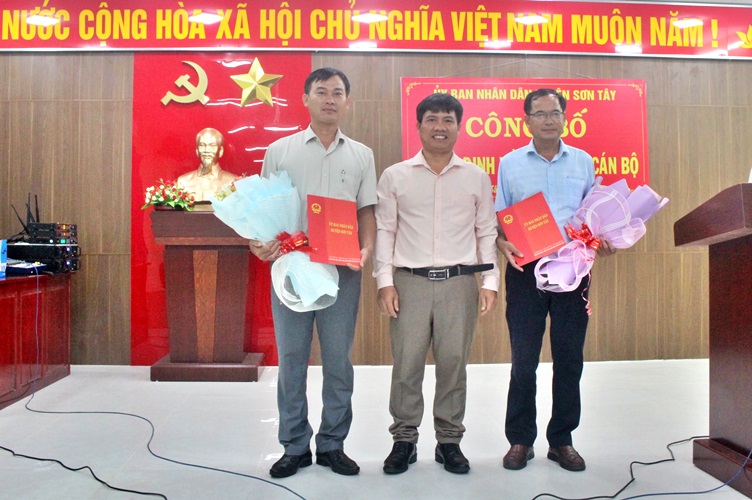 UBND huyện Sơn Tây công bố Quyết định về công tác cán bộ