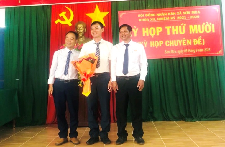 Ông Bùi Thanh Vân được bầu làm Chủ tịch UBND xã Sơn Mùa nhiệm kỳ...