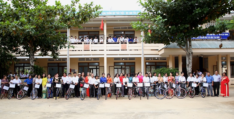 Trao tặng xe đạp, học bổng và nhiều phần quà khác cho học sinh...