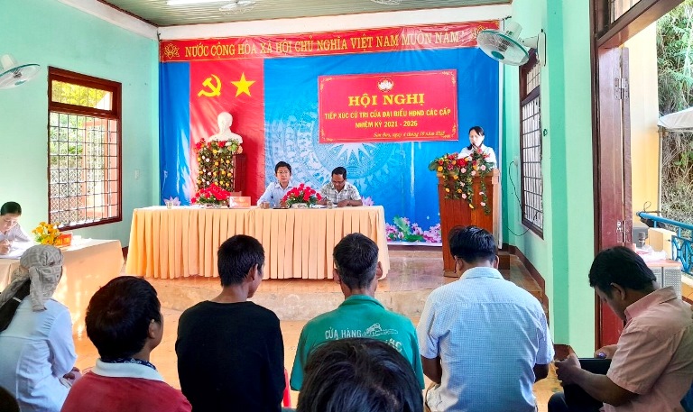 Tổ đại biểu HĐND huyện tiếp xúc cử tri tại xã Sơn Bua