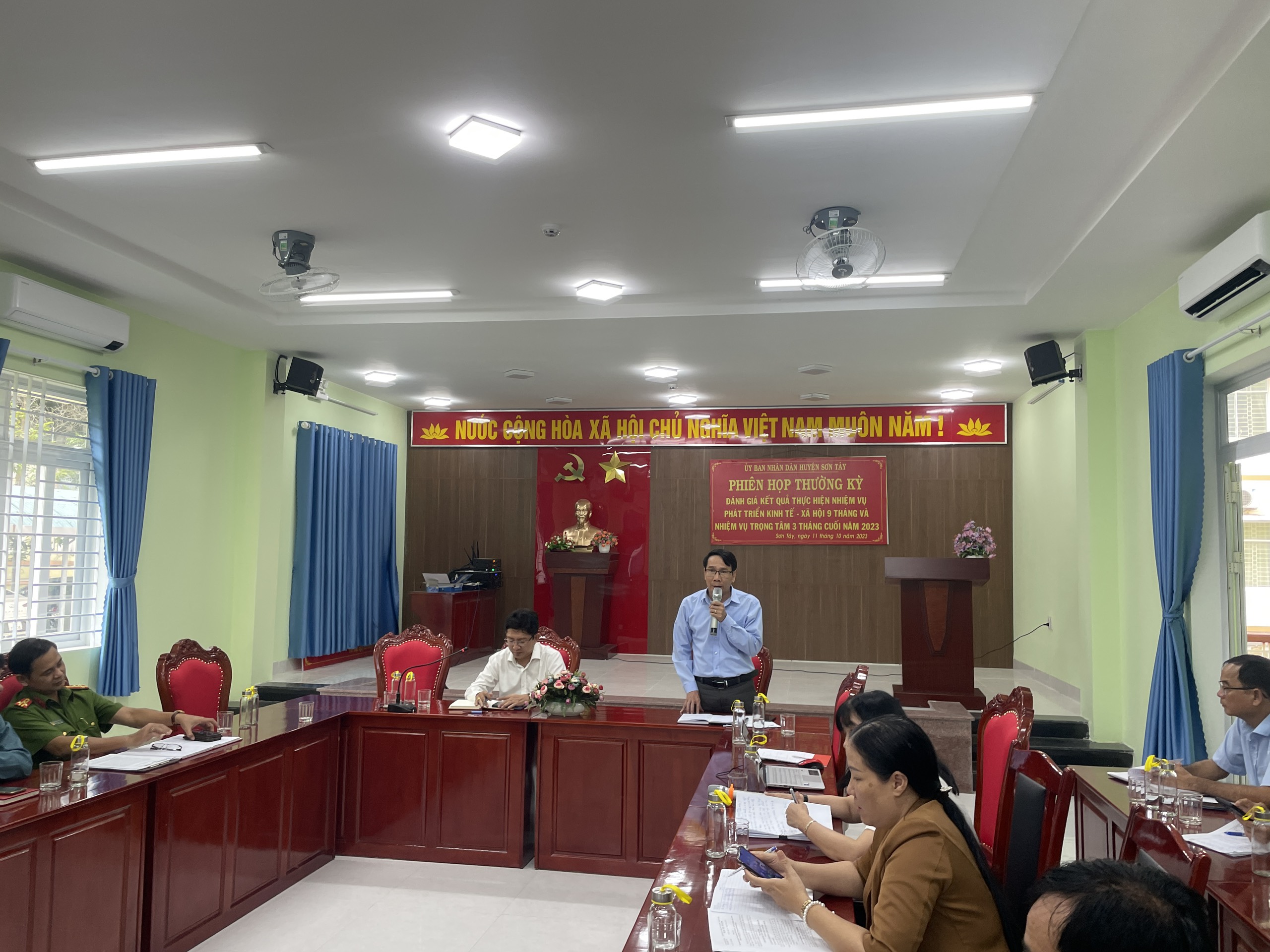 UBND huyện Sơn Tây tổ chức cuộc họp thường kỳ tháng 9 tháng đầu năm...
