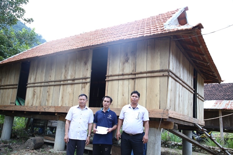Ủy ban MTTQVN huyện Sơn Tây: Thăm, trao hỗ trợ cho gia đình có nhà...
