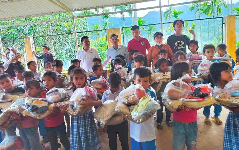 Tặng quà cho học sinh nghèo ở thôn Đắk Panh xã Sơn Màu