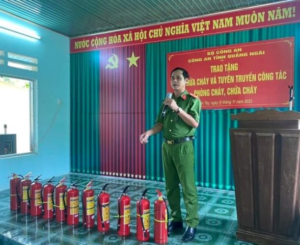 Công an huyện Sơn Tây trao tặng 200 bình chữa cháy cho hộ gia đình...