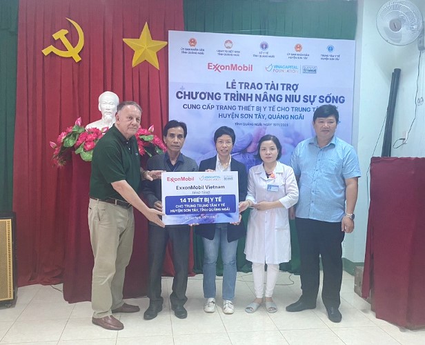 Lễ trao thiết bị y tế cho Trung tâm Y tế huyện Sơn Tây