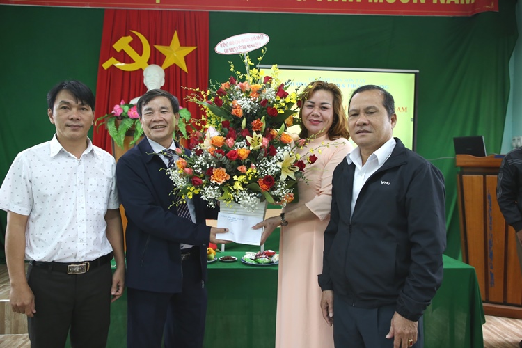 Lãnh đạo huyện: Thăm, chúc mừng ngày Nhà giáo Việt Nam