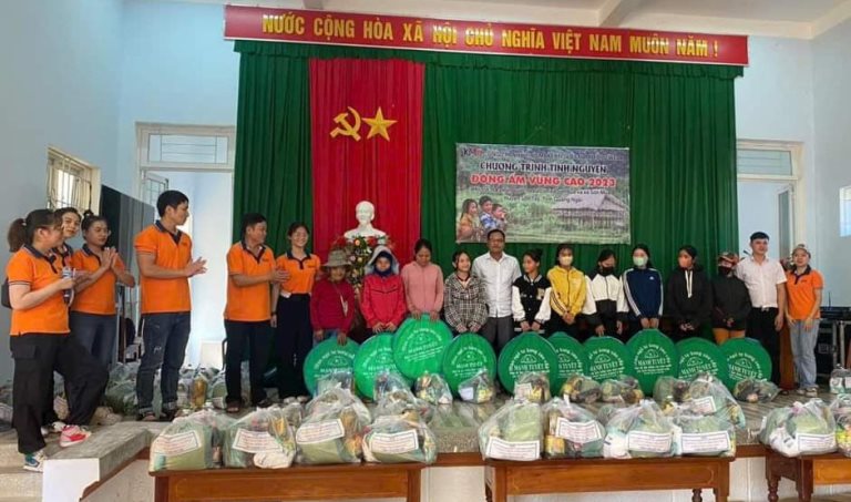 Công an xã Sơn Bua phối hợp tặng quà cho người nghèo