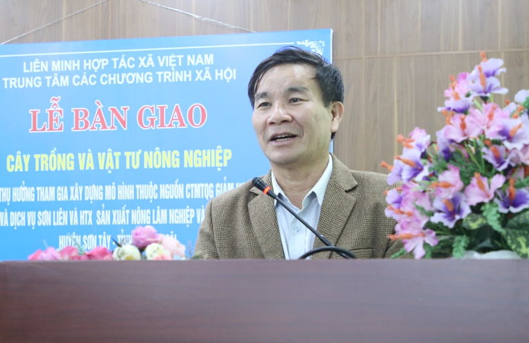 Hỗ trợ 4.500 cây Mắc ca và 15.000 cây Sâm Ba kích tím cho Sơn Tây.