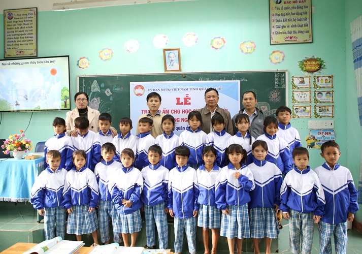 Trao 1.718 chiếc áo ấm cho các em học sinh vùng đồng bào dân tộc...