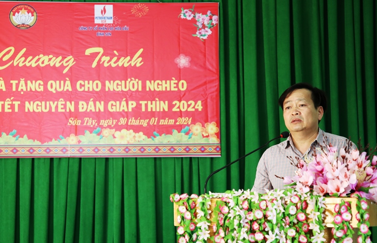 Phó Chủ tịch Thường trực HĐND tỉnh Nguyễn Cao Phúc thăm, tặng quà...