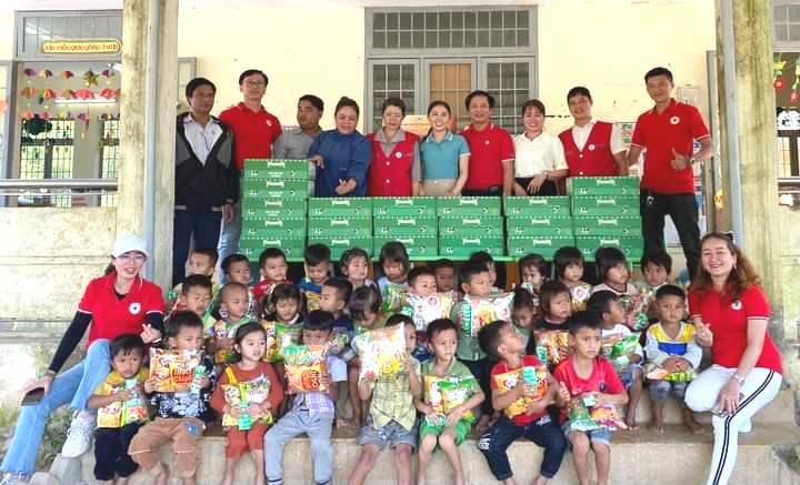 Trao tặng sữa cho trẻ em có hoàn cảnh đặc biệt khó khăn tại xã Sơn...