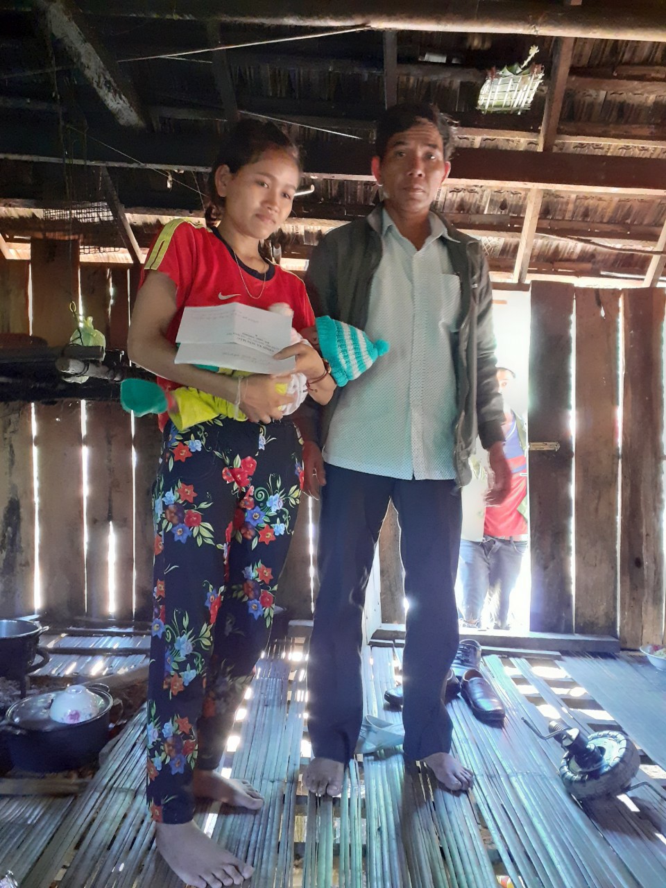 Sơn Màu: Thăm và hỗ trợ kinh phí cho hộ gia đình có nhà bị sét đánh