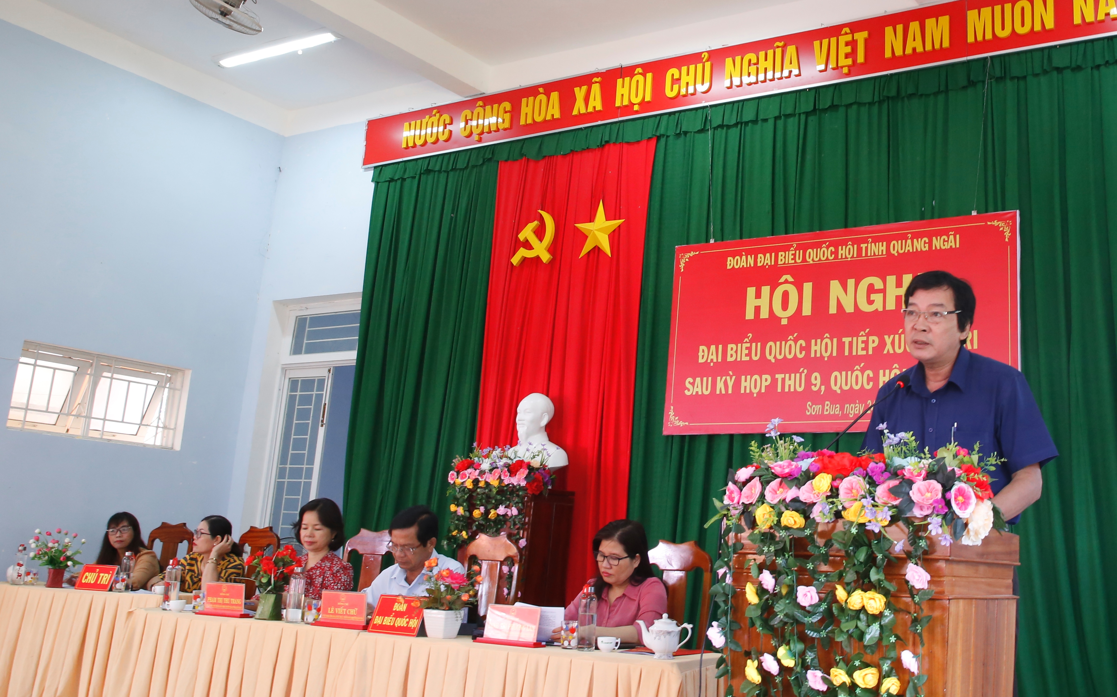 Đoàn Đại biểu Quốc hội tiếp xúc với cử tri xã Sơn Bua