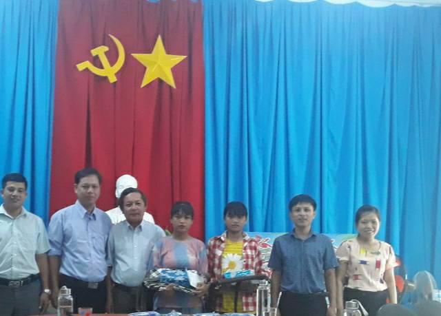 Sơn Màu: Tổ chức gặp mặt các em học sinh tiêu biểu trường DTBT...